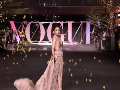 Lưu Diệc Phi tạo dáng dưới 'mưa hoa hồng'