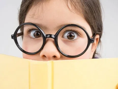 Trẻ có các dấu hiệu này, đi khám mắt càng sớm càng tốt