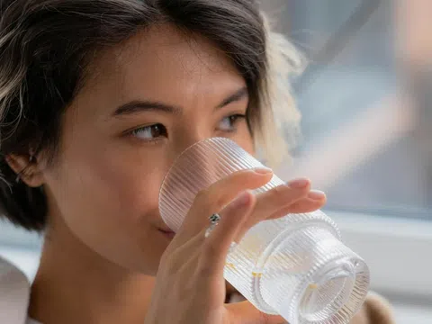 Uống nước muối giúp thải độc cơ thể hay hủy hoại thận?