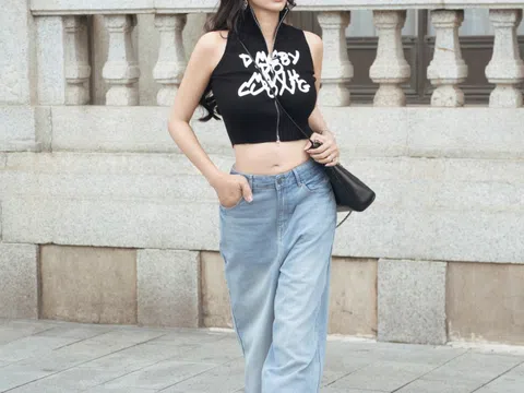 Hà Kiều Anh diện crop top dạo Thượng Hải
