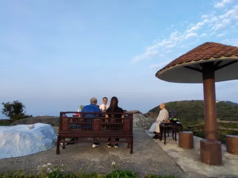 Mở tour thưởng trà giống tỷ phú Bill Gates trên đỉnh Bàn Cờ