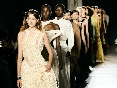 Phan Đăng Hoàng: 'Có tiền cũng không mua được suất ở Milan Fashion Week'