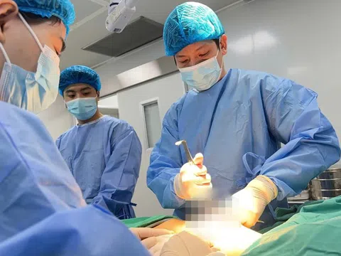 Người đàn ông trung niên bất ngờ phát hiện bị nữ hóa tuyến vú