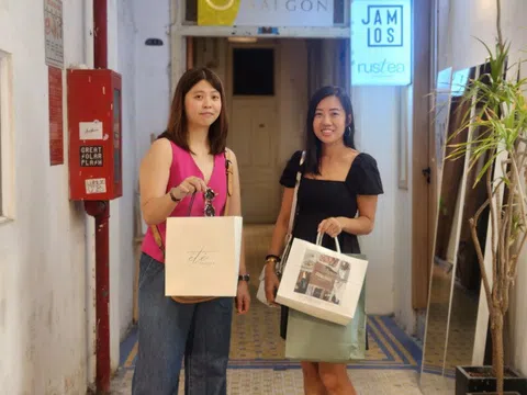 Khách nước ngoài khen shopping ở TP HCM rẻ hơn Bangkok