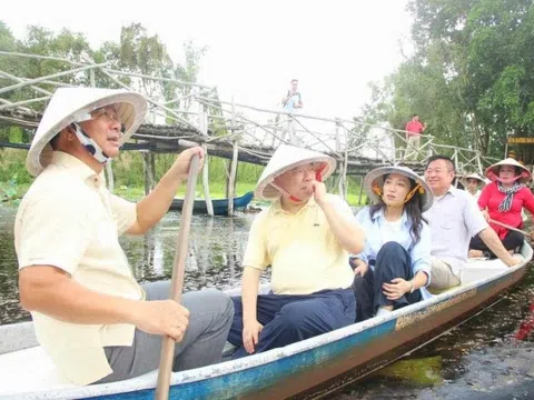 Tổng lãnh sự Hàn Quốc đi xuồng ngắm sông nước miền Tây