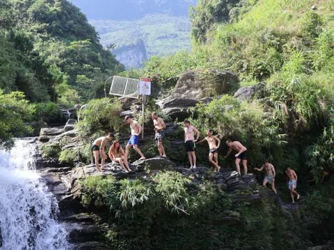 Khách Tây xếp hàng nhảy thác Du Già ở Hà Giang