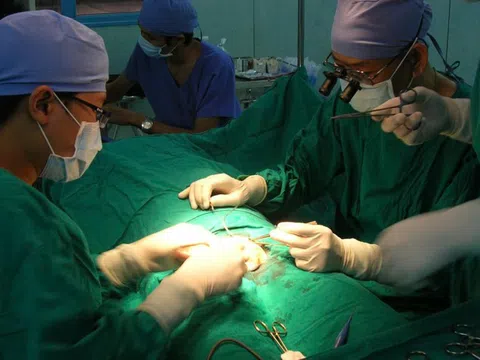 Lấy hơn 100 con giun đũa cứu bé trai 2,5 tuổi bị tắc ruột