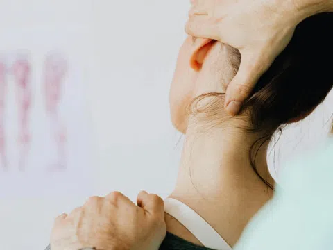 Bẻ khớp cổ kêu 'rắc rắc' có giúp chữa đau vai gáy?