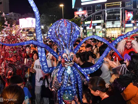 Hàng nghìn người hóa trang xuống phố đi bộ đêm Halloween