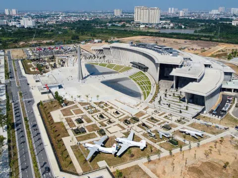 Bảo tàng Lịch sử Quân sự đông nghịt khách ngày mở cửa