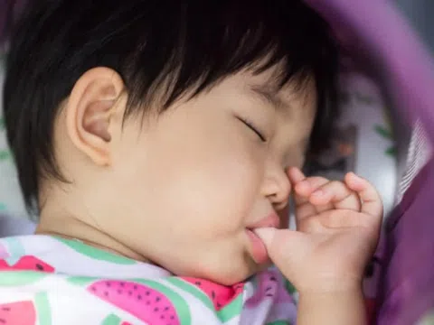 Dấu hiệu trẻ sốt mọc răng và cách khắc phục