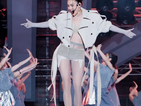 Hồ Ngọc Hà tôn chân với đồ siêu ngắn