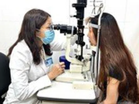 Kính áp tròng xanh, đỏ bắt trend, đeo có nguy hại?