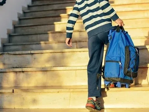 Dấu hiệu cong vẹo cột sống ở trẻ cha mẹ cần biết
