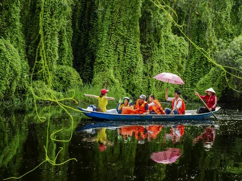 Đua xuồng ba lá, trình diễn drone tại Tuần du lịch Long An