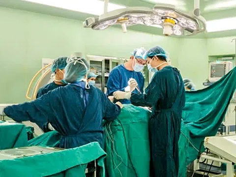 Người bệnh thực hiện phẫu thuật trên hệ thống O-arm tại Bệnh viện Bạch Mai được hoàn tiền