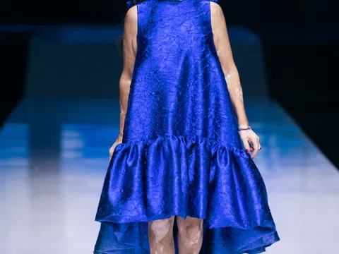 Mẹ Đỗ Mạnh Cường catwalk trong show của con trai
