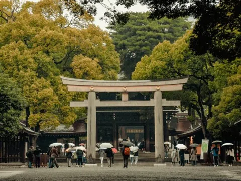 Khách Mỹ bị bắt vì khắc chữ lên cổng đền thiêng ở Tokyo
