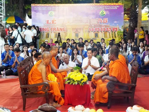 Đút cốm dẹp trong lễ cúng Trăng của người Khmer
