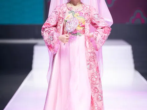 Show thời trang lấy cảm hứng thờ Mẫu