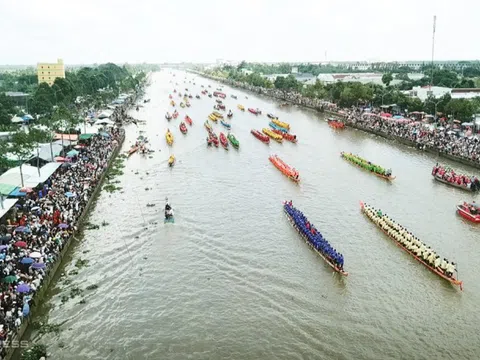 Hàng chục nghìn người xem đua ghe ngo lớn nhất miền Tây
