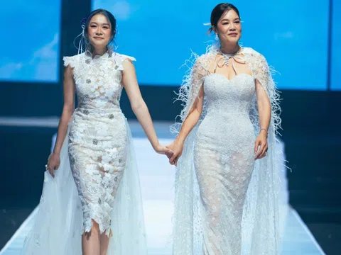 Con gái Thu Phương diện xuyên thấu catwalk cùng mẹ