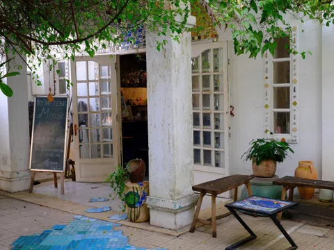 Làm tranh khảm trong quán cà phê ở TP HCM