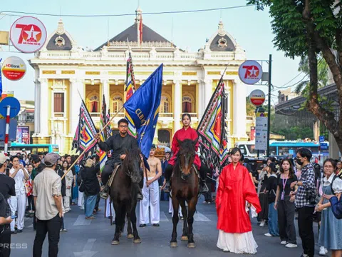 Hàng trăm người diễu hành cổ phục trên phố đi bộ Hà Nội