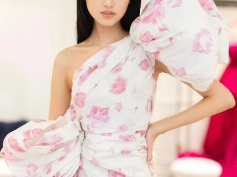 Ái nữ của 'trùm phim xã hội đen' chọn váy dự dạ vũ quý tộc