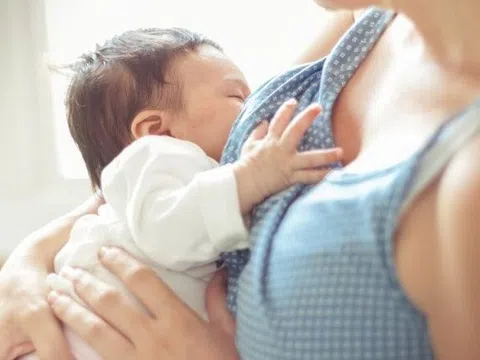 Mẹ bị thủy đậu có cho con bú được không?