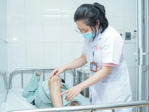Nam thanh niên 'rước họa' vì rắc bột kháng sinh lên vết thương