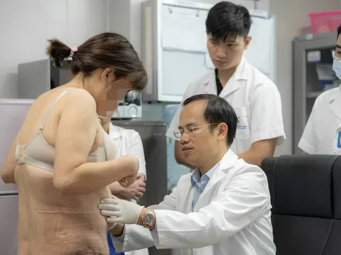 Bụng biến dạng sau khi chi 110 triệu đồng để hút mỡ, tạo hình