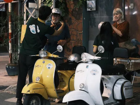 Đêm đi Vespa 'ăn sập Sài Gòn' của du khách Mỹ