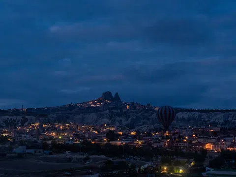Bay khinh khí cầu ngắm bình minh ở Cappadocia