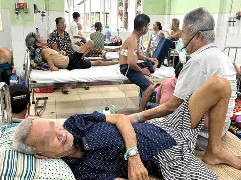 Bệnh nhân cấp cứu vào BV Phạm Ngọc Thạch phải nằm dưới sàn truyền dịch, Sở Y tế TP.HCM chỉ đạo gì?