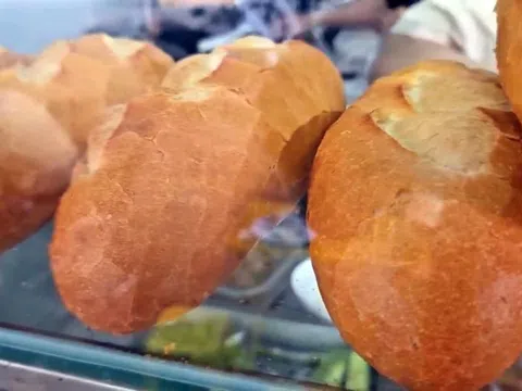 Vụ 310 người ngộ độc nghi do ăn bánh mì ở Vũng Tàu: Bệnh viện xác nhận 1 người đã tử vong