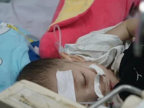 20 ngày nỗ lực cứu bé trai bị sốt xuất huyết biến chứng nặng
