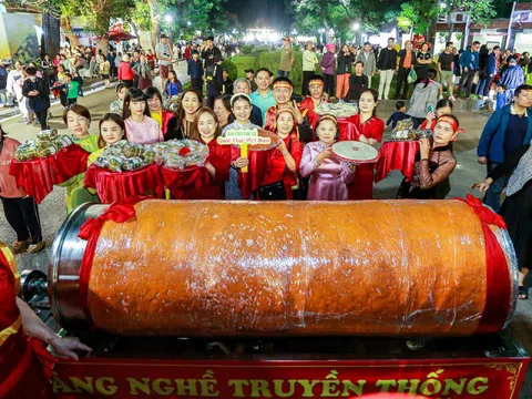 Khách vây kín xem nghệ nhân làng Ước Lễ làm giò chả thủ công