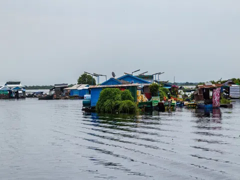 Thăm làng nổi lớn nhất trên hồ Tonlé Sap