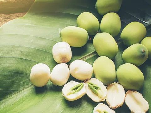 Hạt sen ngon, giàu dinh dưỡng nhưng ai nên thận trọng khi ăn?