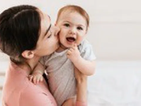 Vì sao bạn không nên hôn trẻ sơ sinh?