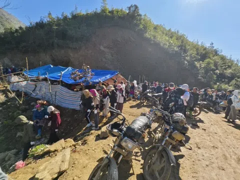 Đỉnh Lùng Cúng nhiều rác