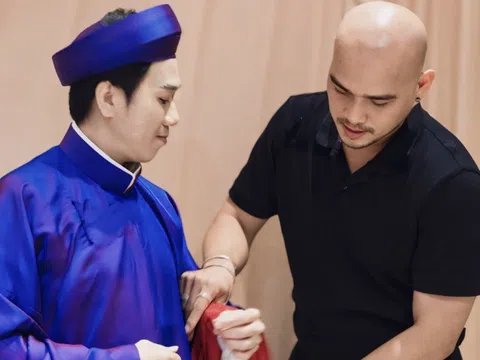Vợ chồng Anh Đức làm mẫu áo dài cưới xưa