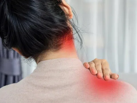 Cẩn trọng với thói quen bẻ cổ, lắc cổ kêu răng rắc