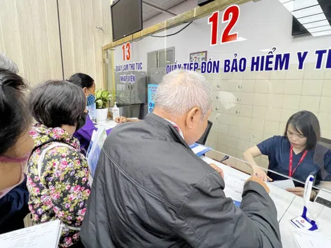 Bao giờ bệnh nhân bảo hiểm y tế hết 'cắn răng' khám dịch vụ?