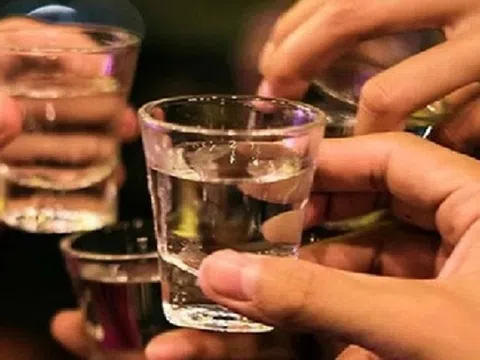Quy tắc 'vàng' để nhận biết, sơ cứu người bị ngộ độc rượu