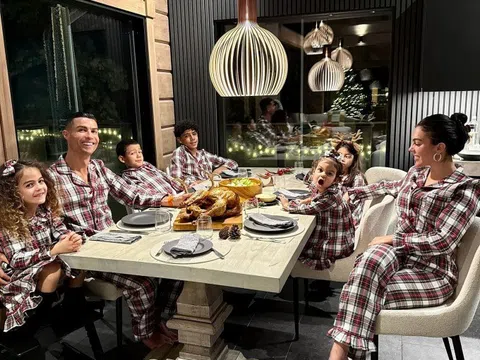 Ronaldo cùng gia đình diện đồ ngủ ở tiệc Giáng sinh
