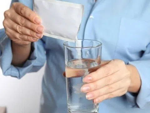 Sai lầm khi pha oresol khiến bé trai nguy kịch