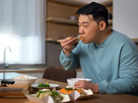 5 thói quen ăn uống âm thầm 'bức tử' dạ dày