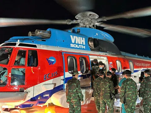 Trực thăng bay đêm cấp cứu quân nhân từ đảo An Bang về đất liền